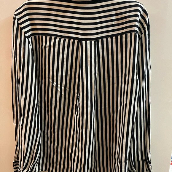 Jones New York top/ shirt blouse stripped off white/ black size 4 - Picture 2 of 5